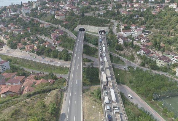 4 araç birbirine girdi, TEM kilitlendi