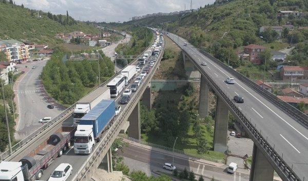 4 araç birbirine girdi, TEM kilitlendi