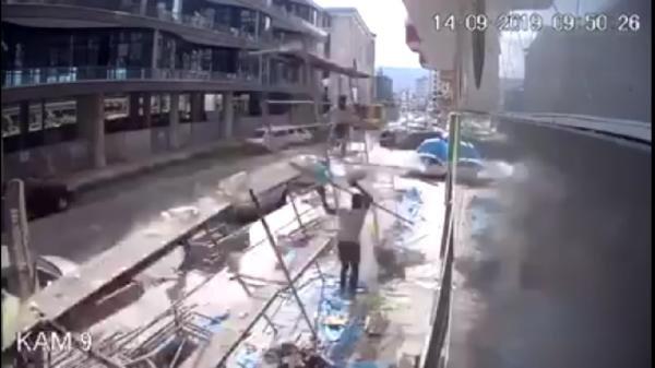 Çöken iskeleden son anda atladı