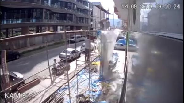 Çöken iskeleden son anda atladı