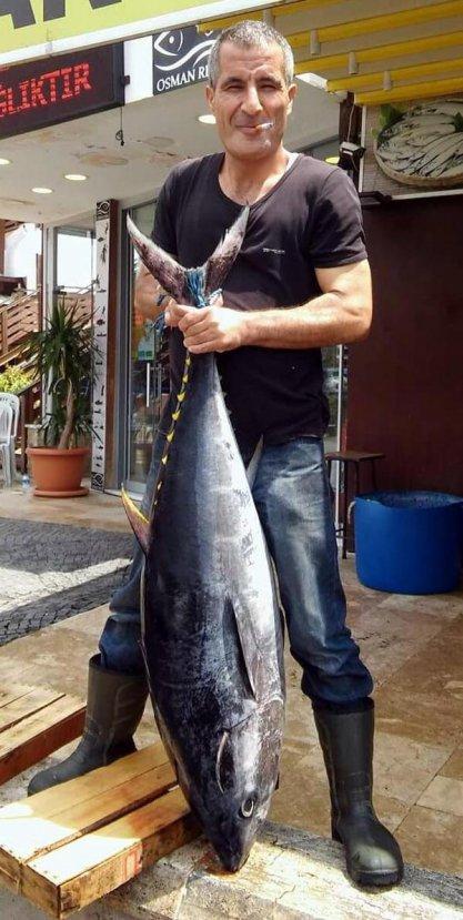 Eşini bıçaklayacakken araya giren kişiyi öldürdü