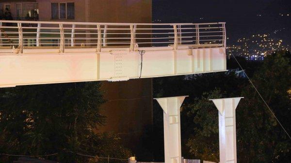 95 tonluk üst geçit bir gecede yerine yerleştirildi