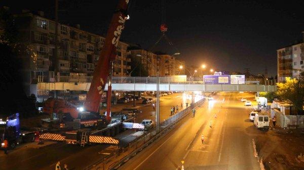95 tonluk üst geçit bir gecede yerine yerleştirildi