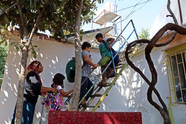 Antalyalı aile yılan korkusundan evine giremiyor