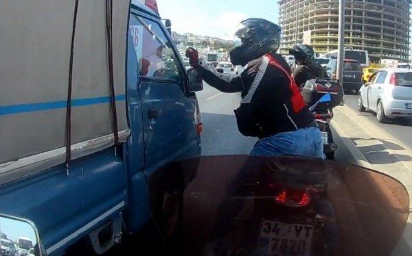 Hastaya yol açmak isterken sinirlenen sürücü kamerada