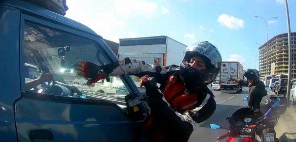 Hastaya yol açmak isterken sinirlenen sürücü kamerada