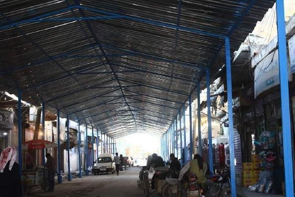 YPG'li teröristler caddeleri sacla kaplamaya başladı