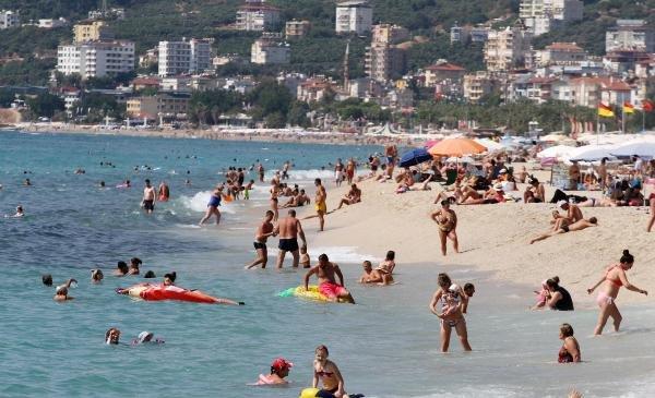 Alanya sahilleri tıklım tıklım dolu