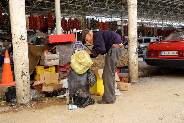 90 yaşında, hayvanlar için her gün 2 kilometre yürüyor