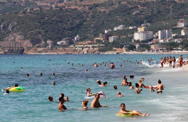 Alanya sahilleri tıklım tıklım dolu