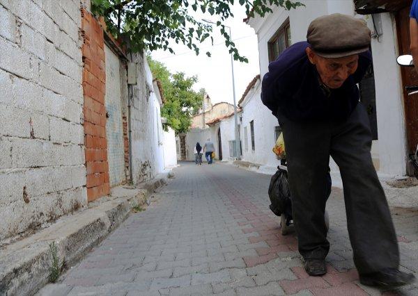 90 yaşında, hayvanlar için her gün 2 kilometre yürüyor