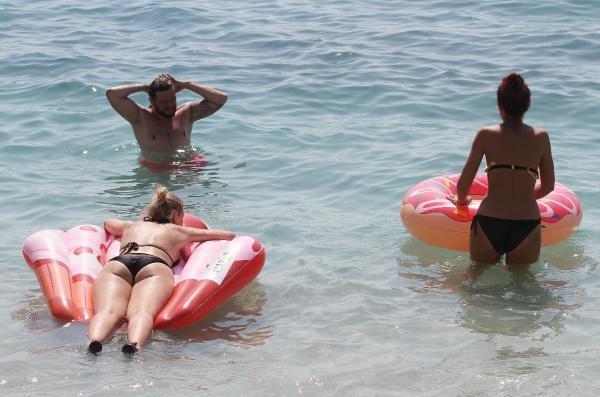 Alanya sahilleri tıklım tıklım dolu