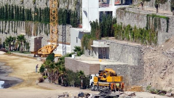 Sahillerde belgeleri iptal edilen kaçak yapılar