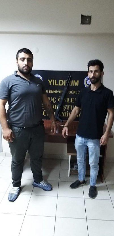 Husumetli iki grup arasındaki silahlı kavga kamerada