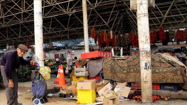 90 yaşında, hayvanlar için her gün 2 kilometre yürüyor