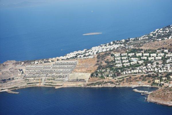 Sahillerde belgeleri iptal edilen kaçak yapılar