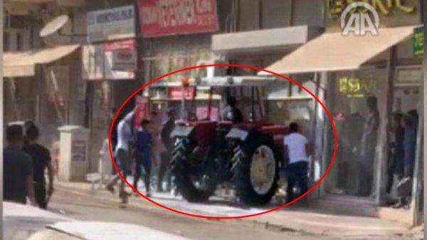 Şanlıurfa'da traktör iş yerine girdi