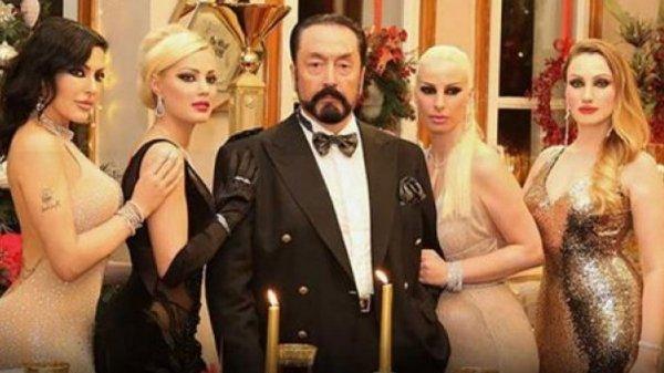 Adnan Oktar, duruşmada da kadınlara iltifat etti