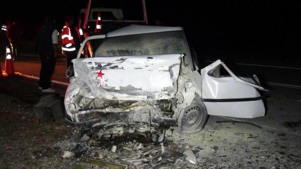 Otomobiller kafa kafaya çarpıştı: 3 ölü, 2 yaralı