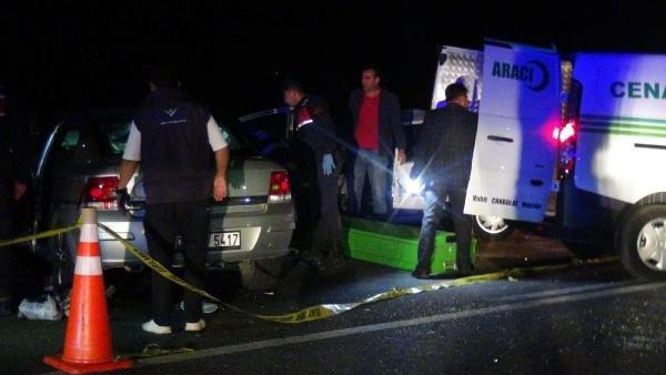 Otomobiller kafa kafaya çarpıştı: 3 ölü, 2 yaralı