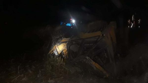 Tır iş makinesine çarptı: 2 yaralı