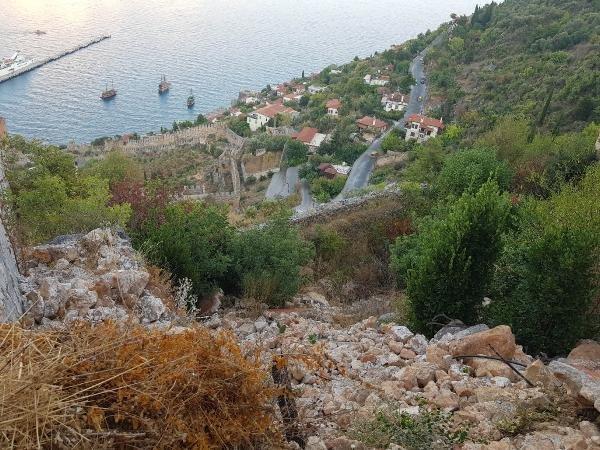 Pencere ve korkuluk Alanya Kalesi'nde surları yıktı