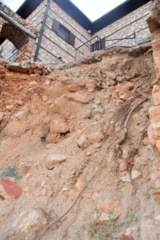 Pencere ve korkuluk Alanya Kalesi'nde surları yıktı