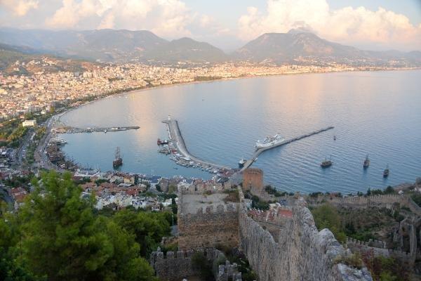 Pencere ve korkuluk Alanya Kalesi'nde surları yıktı