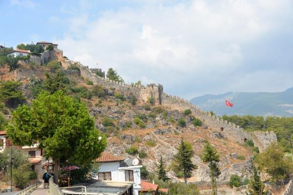 Pencere ve korkuluk Alanya Kalesi'nde surları yıktı