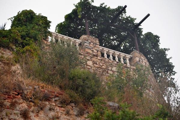 Pencere ve korkuluk Alanya Kalesi'nde surları yıktı