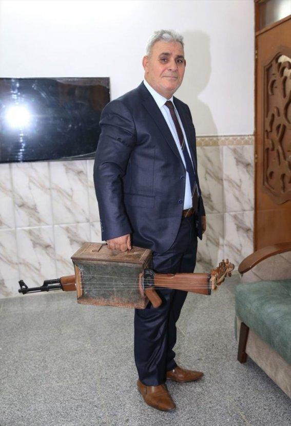 Irak'ta öğretmen silahı müzik aletine çevirdi