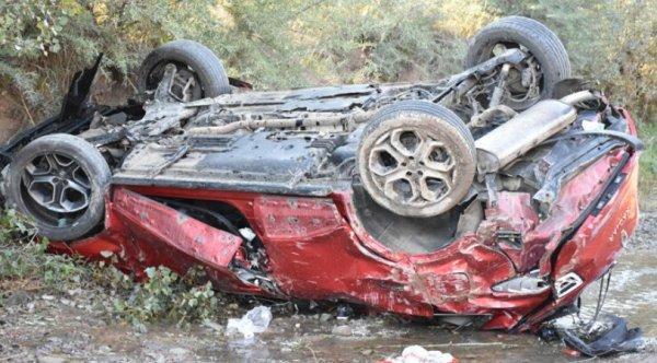 Sivas'ta otomobil dereye uçtu: 4 ölü, 4 yaralı