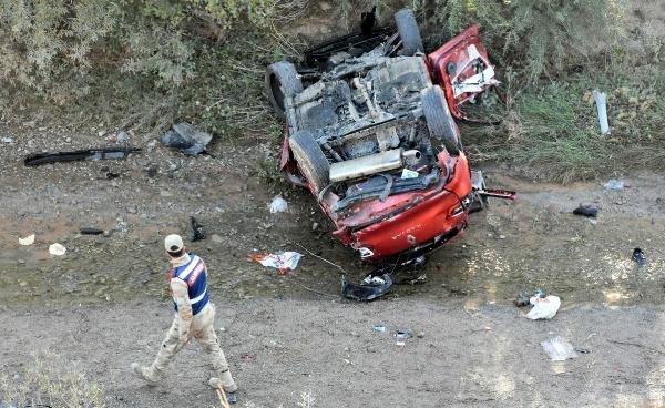 Otomobil dere yatağına uçtu: 1'i çocuk 2 kişi öldü