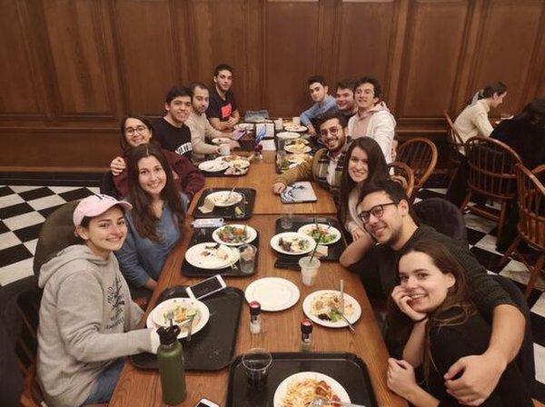 Ece Hakim, arkadaşlarına Harvard'da sucuklu yumurta yaptı