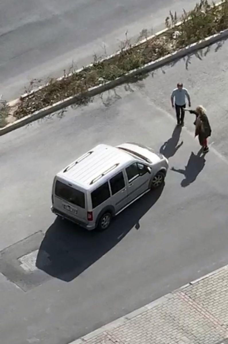 Erkek arkadaşı aracın içindeki genç kadını dövdü