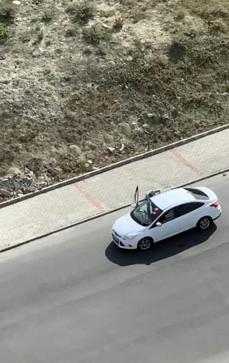 Erkek arkadaşı aracın içindeki genç kadını dövdü