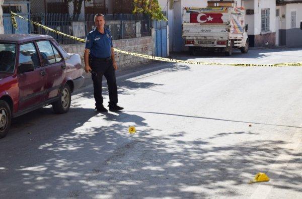 Mahalle muhtarı tartışma sırasında silahına sarıldı