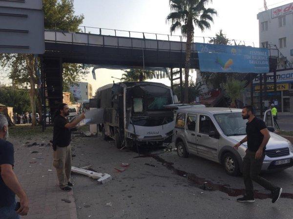 Adana'da polis aracına bombalı saldırı