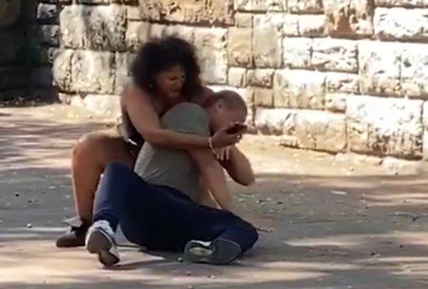 Genç kadının sevgilisinin telefonunu karıştırma mücadelesi