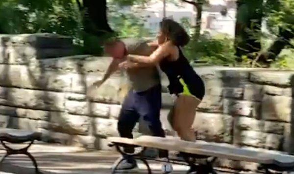 Genç kadının sevgilisinin telefonunu karıştırma mücadelesi