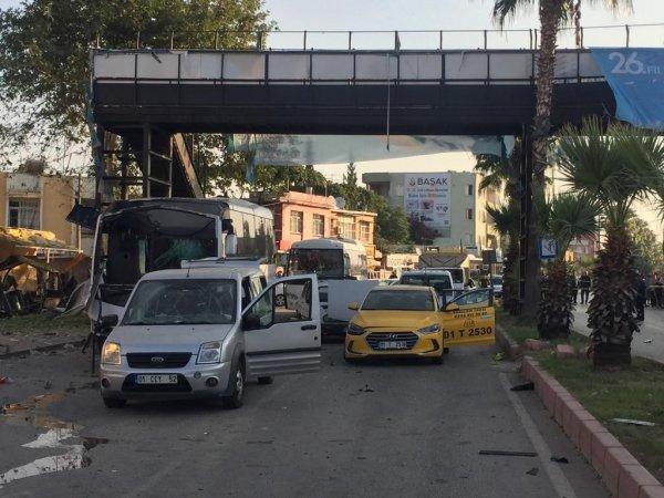 Adana'da polis aracına bombalı saldırı