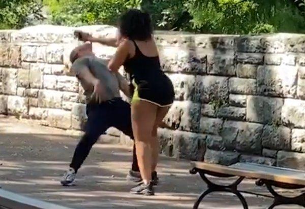 Genç kadının sevgilisinin telefonunu karıştırma mücadelesi