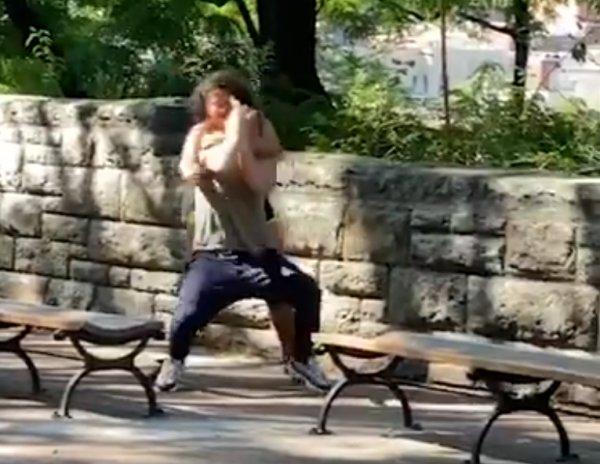 Genç kadının sevgilisinin telefonunu karıştırma mücadelesi