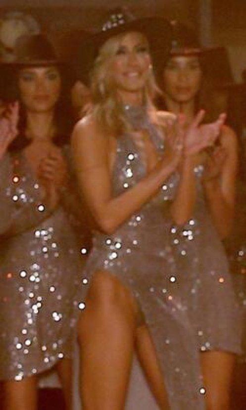 Çağla Şıkel podyuma kırbaçla çıktı