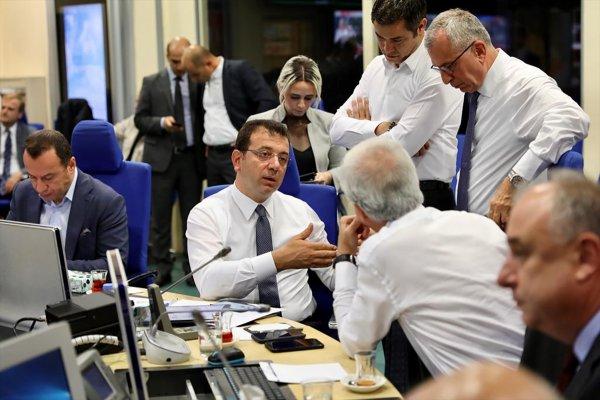 İstanbul'daki deprem sonrasında siyaset ikiye ayrıldı