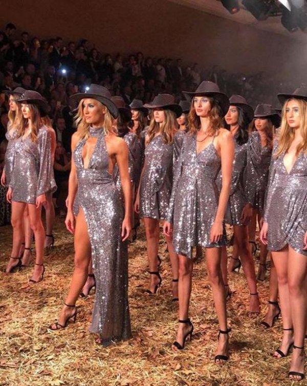 Çağla Şıkel podyuma kırbaçla çıktı