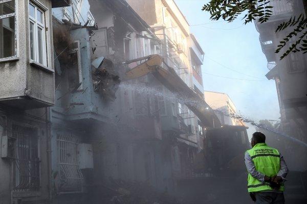 Balat'ta hasar gören 3 bina kontrollü bir şekilde yıkıldı