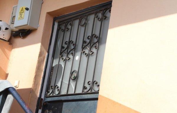 Babasının evinde olan eşini 14 yerinden bıçakladı