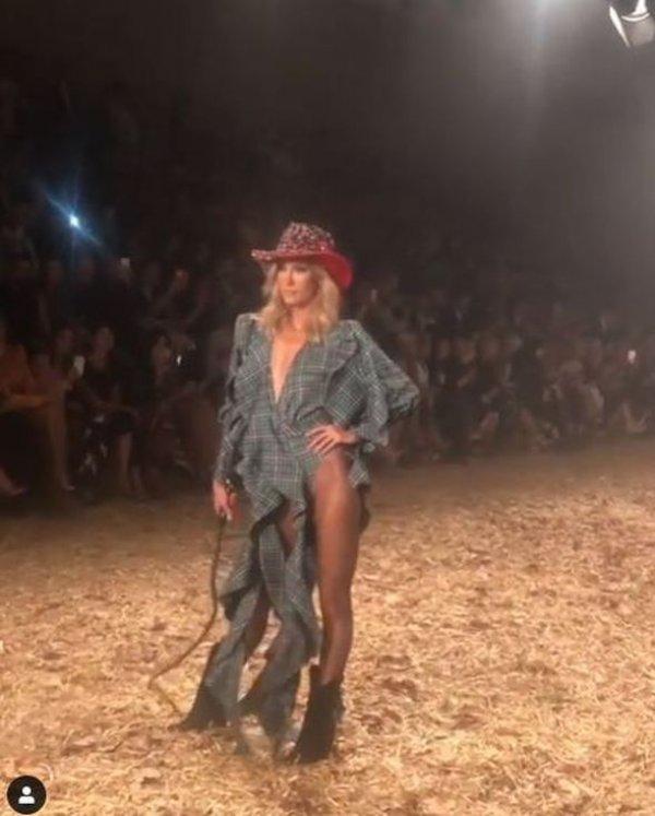 Çağla Şıkel podyuma kırbaçla çıktı