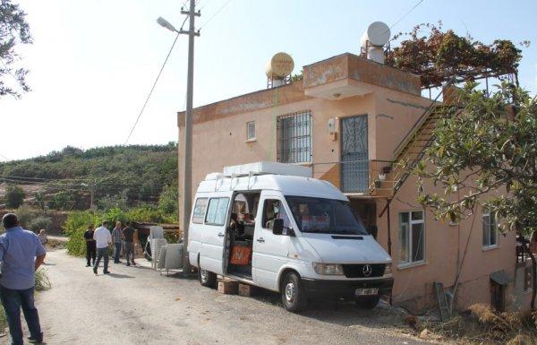 Babasının evinde olan eşini 14 yerinden bıçakladı